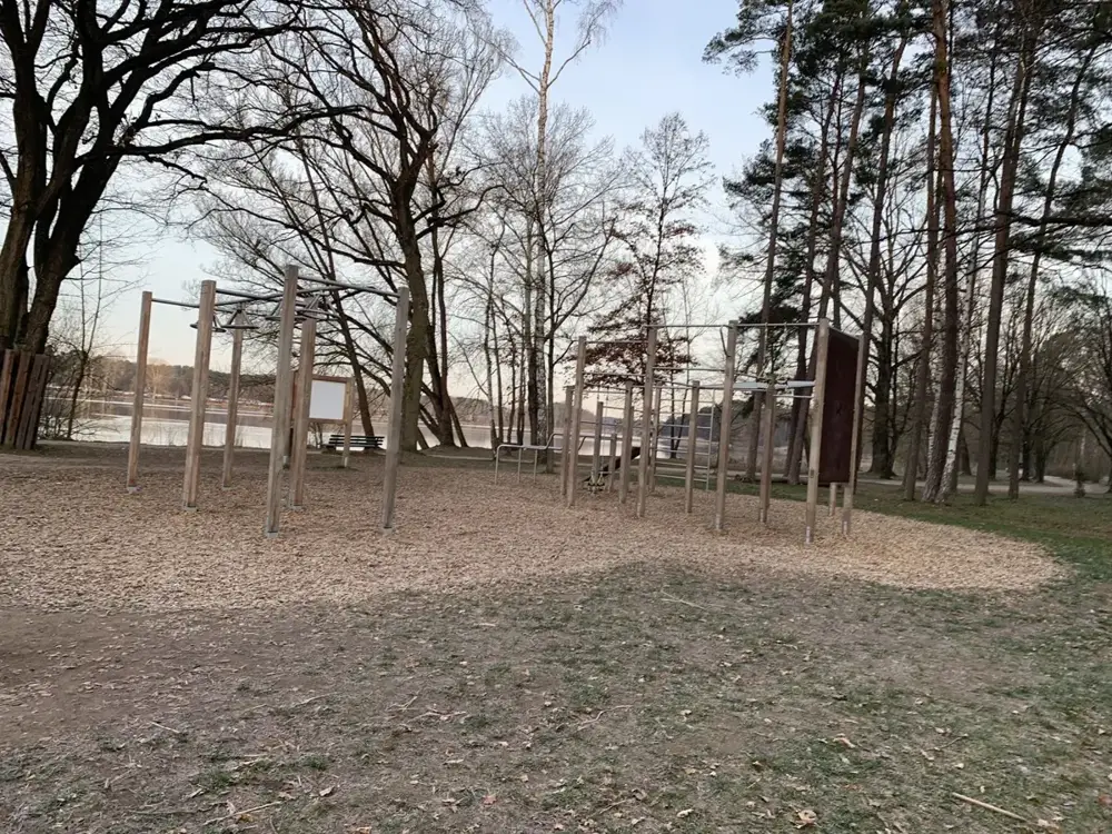 Outdoor-Fitnessanlage mit Holzstationen auf Holzschnitzel-Fallschutz